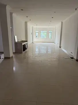 RUKO LOKASI STRATEGIS DI CIKINI, JAKARTA PUSAT 4.5 LT. BARU RENOVASI