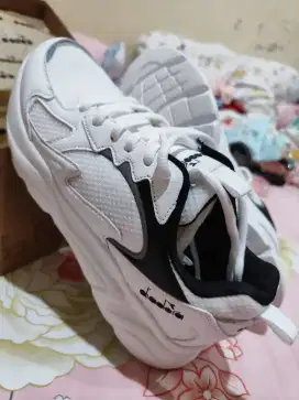 Sepatu Diadora nakamura BNIB (size 42)