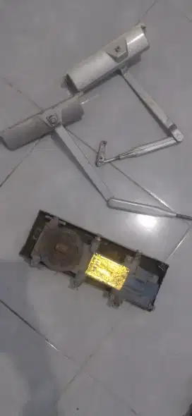Door closer penutup pintu otomatis dan mesin engsel tanam pintu kaca