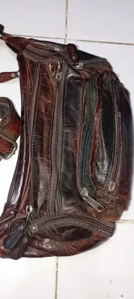 Tas pinggang kulit