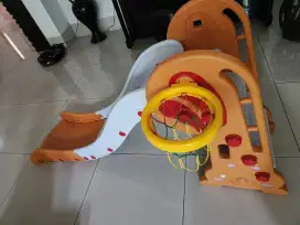 Perosotan Anak dengan Ring Bola