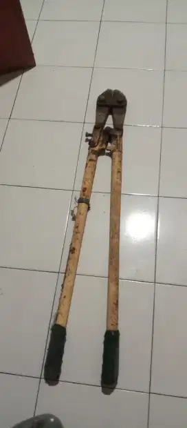 Gunting potong besi beton