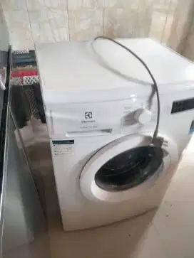 FS Mesin Cuci Otomatis Merk Electrolux no minus