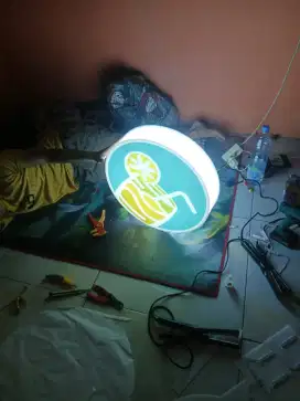 NEON BOX REKLAME HURUF TIMBUL LAMPU HIAS