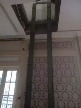 Tempat dudukan lif