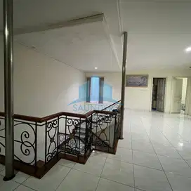 Disewakan Rumah Besar Siap Huni di Villa Gading Indah
