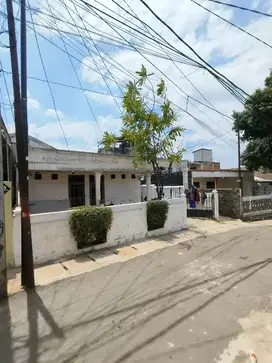 Rumah  kampung itungan tanah cash 885   4kt 2km luas banget jakarta