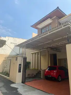 Rumah di Kemang Dengan Kolam Renang