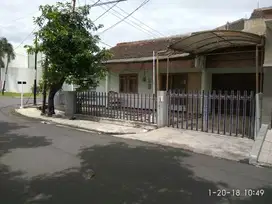 Jual rumah bisa buat Kos 3 rumah, luas tanah besar, Kutisari Indah