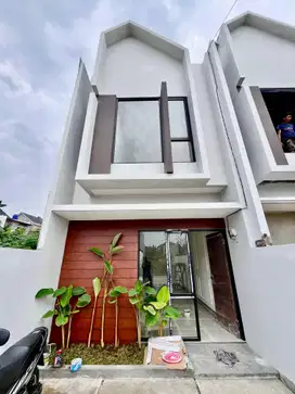 Rumah Luas Siap Huni, Balkon 4x5, Harga Terbaik! Sisa 1 Unit!