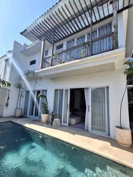 Rumah 4 Kamar Tidur dengan Pool di Pusat Kota Renon Denpasar
