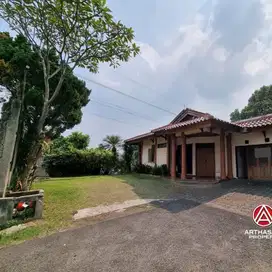 Rumah Bagus dan Asri Dengan Halaman Luas di Dalam Komplek Perumahan