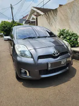 Toyota yaris J 2012 AT