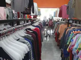 Karyawati toko baju
