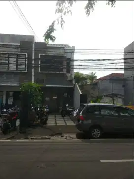 Di Jual Rumah Pinggir jalan  area Benhil