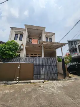 Rumah dijual 2 lantai komplek hadap tomur