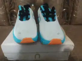 Sepatu On Cloud size 44 baru