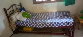Tempat tidur tarik atas bawah