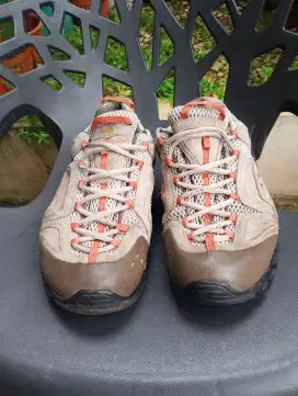 Sepatu Gunung merk AKU