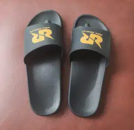 Sendal hitam taplak
