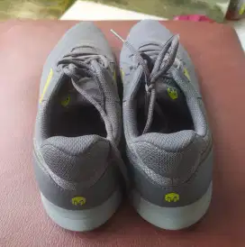 Sepatu Running Mills