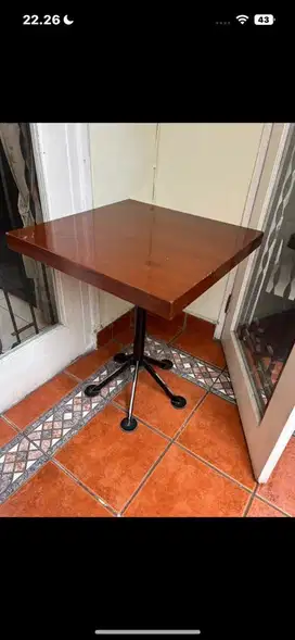 Meja kotak kayu berat