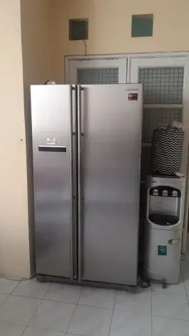 Menerima barang rusak kulkas
