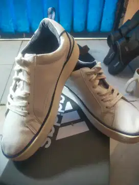 Sepatu second casual putih wolsey