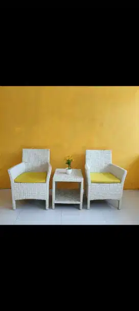 Set Kursi Rotan Sintetis
Isi 2 kursi 1 meja
Free Bantal alas kursi