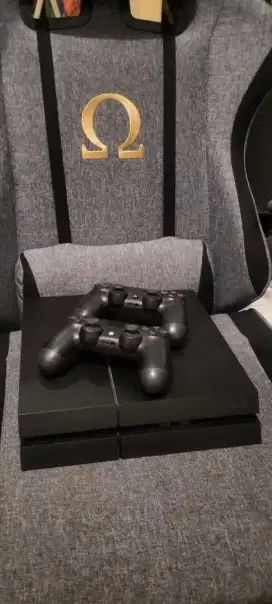 For sale PS 4 second like new.
