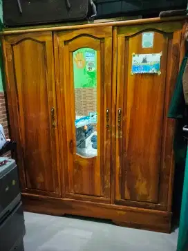 Jual lemari kayu jati tiga pintu kondisi bekas