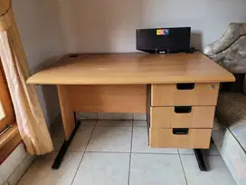Meja kantor plus laci, kaki besi (kokoh)