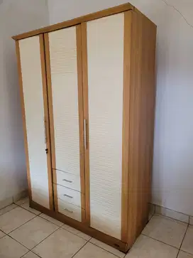 Lemari baju 3 pintu
