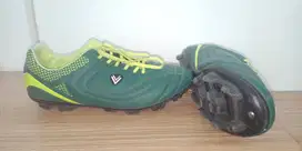 Sepatu sepakbola merk Vegeto ukuran 43