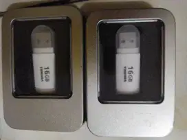 Flashdisk Toshiba 16 GB masih lengkap dalam kotak besi