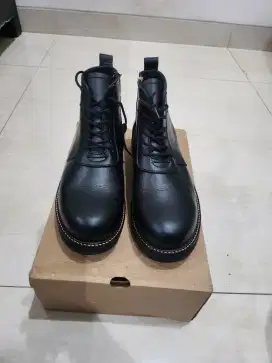 Sepatu boots kulit unisex