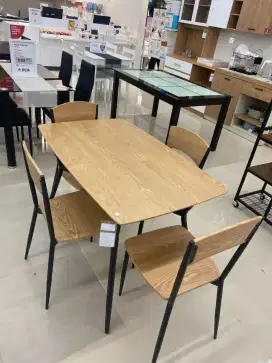 Meja Makan Layana