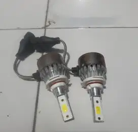 Lampu depan mobil merk C6 sepasang.