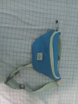 Tas kecil biru merk Kalibre