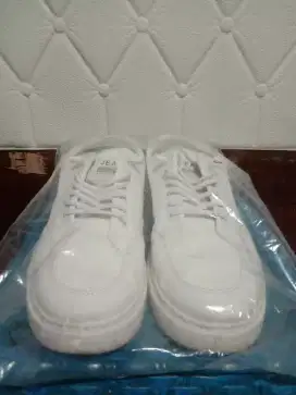 sepatu sneakers import