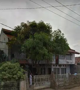 Rumah Pinggir Jalan Raya