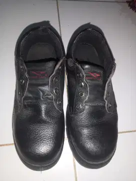 Sepatu safety cheetah no 5 atau 37