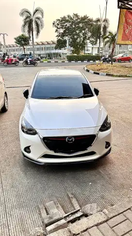 Mazda 2 R 2015 Skyactiv