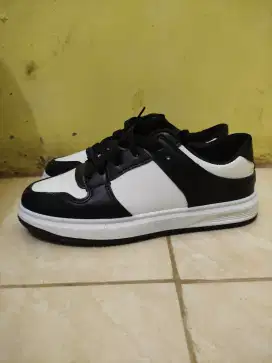 sepatu sneakers