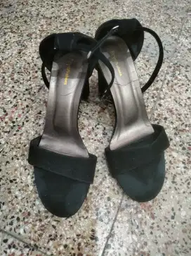 Sepatu Heels Beludru Hitam Size 41 (Hanya 1x pakai)