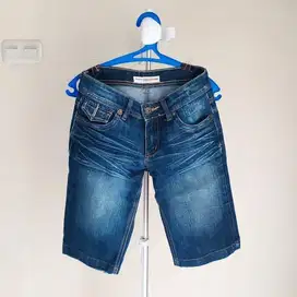 Celana Jeans Wanita Selutut