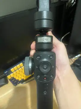 Zhiyun Smooth 4 Gimbal for Handphone condition 99%