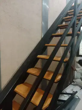 Tangga rebah pinjaman kayu minimalis