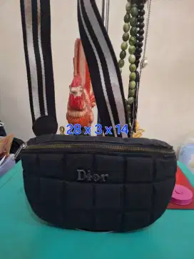 Tas selempang branded 
Dior uk 28 x 3 x 14 
Limited edition 
Barang te