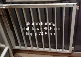 pintu tangga untuk pengaman anak
